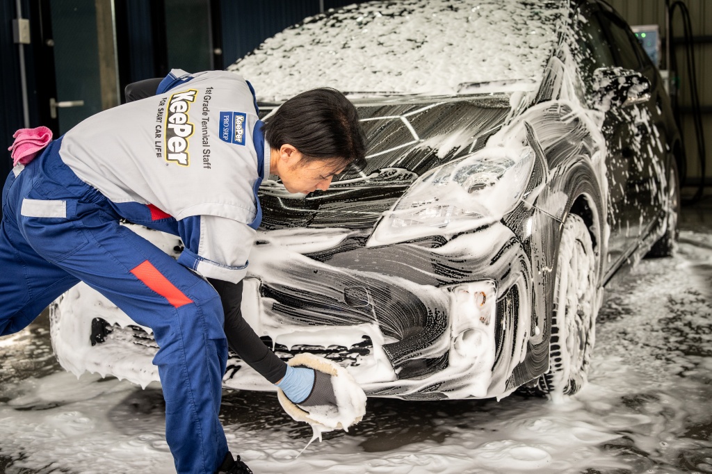 洗車中のKeeperスタッフ