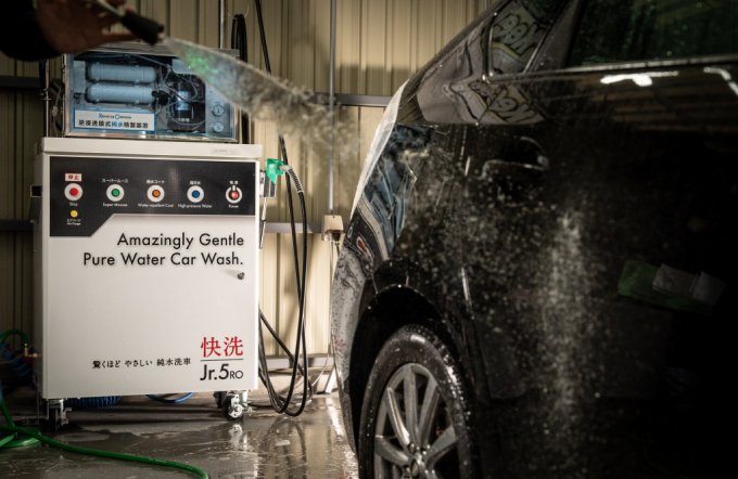 純水を使った手洗い洗車の様子